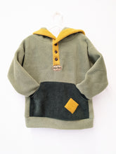 Load image into Gallery viewer, Kid&#39;s half front opening fleece in green/ mustard
